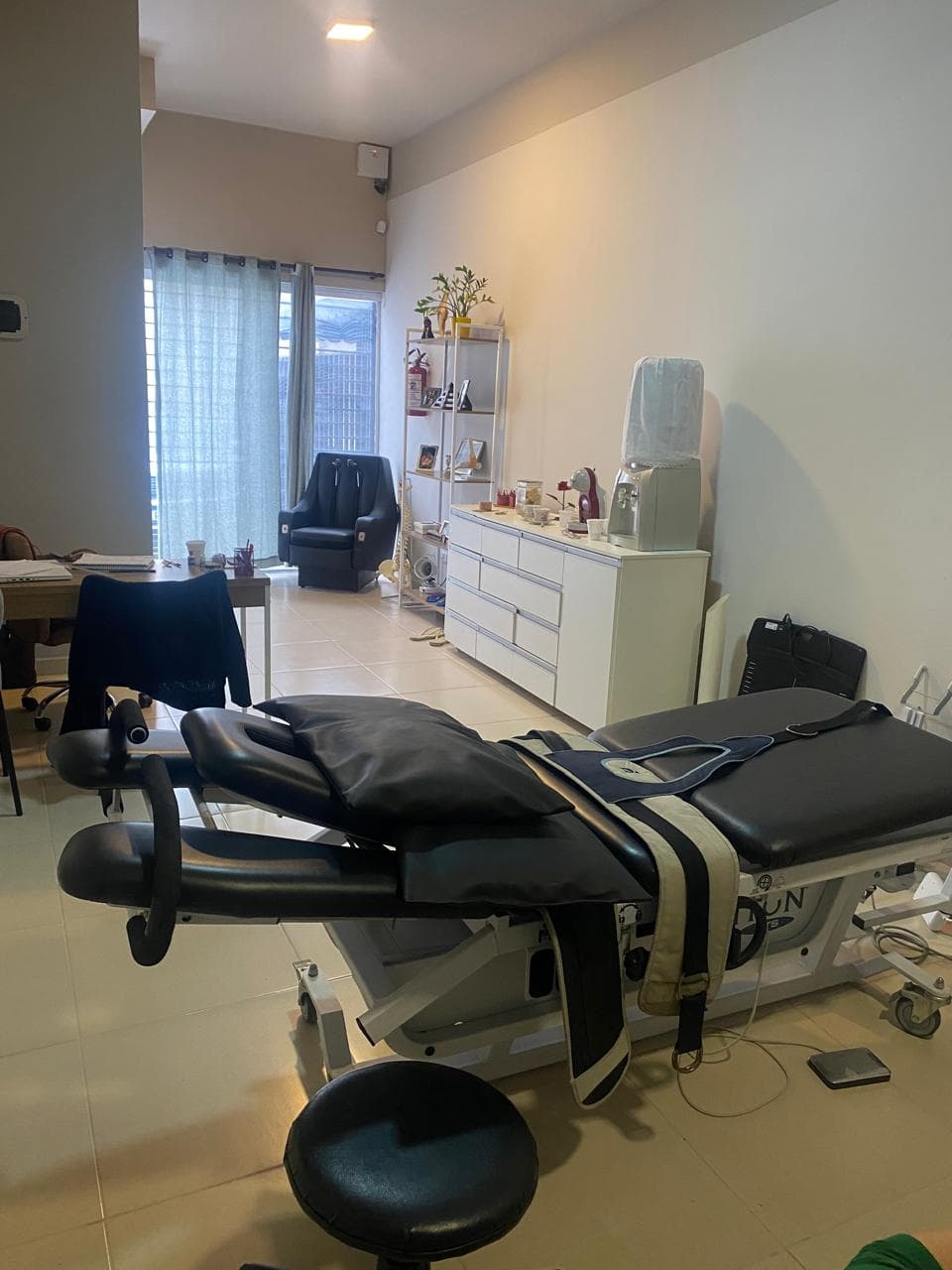 Mesa de tração computadorizada da clínica Bonato & Castilho